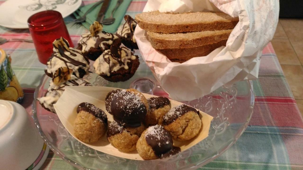 Il Filo Di Paglia Bed & Breakfast Комизо Екстериор снимка